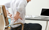 Odbúrajte svoju bolesť chrbta jednoduchými cvikmi popri práci