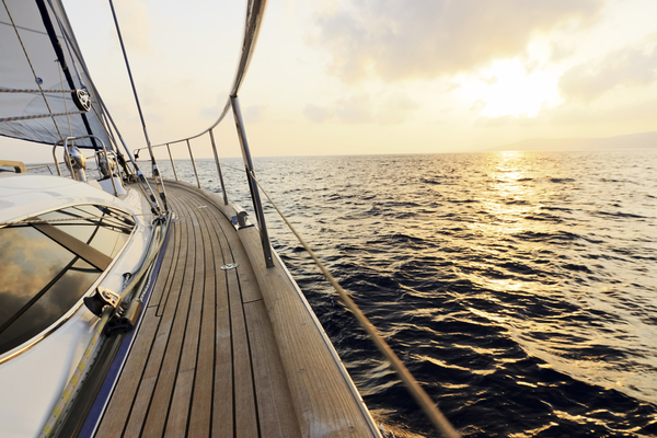 Akú jachtu si vybrať na rekreačné plavby po mori?