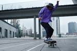 Špičkový skateboard či zvláštne oblečenie