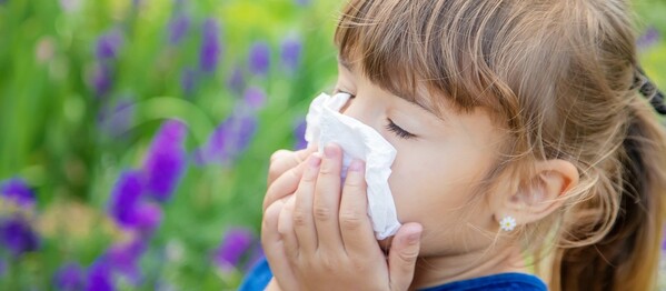 Aký je vzťah medzi sennou nádchou a astmou?