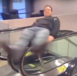 VIDEO: Dva týpci se roztočí na madlech eskalátoru!