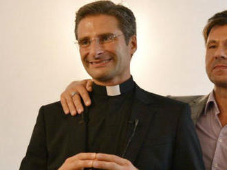 Vysoko postavený kňaz sa priznal k homosexualite aj k priateľovi. Chce meniť cirkev