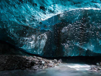 Dych berúce zábery islandskej ľadovej jaskyne
