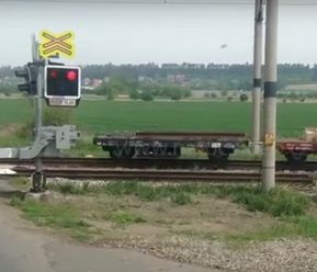 VIDEO: Závory dole, ale vlak stále nepřijíždí...