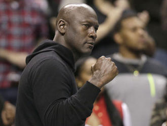 Michael Jordan sledoval výhru Charlotte na lavičke, Philadelphia stále čaká