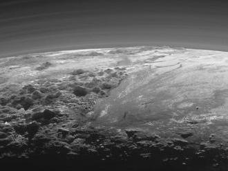 Nové snímky Pluta ukázali hmlu aj terén