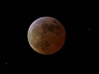 V pondelok bude možné pozorovať úplné zatmenie Mesiaca