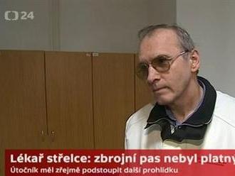 Zbrojní průkaz vraha z Uherského Brodu byl prošlý, tvrdí jeho lékař