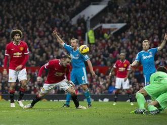 Manchester United zdolal Rooneyho gólmi Sunderland, je priebežne tretí