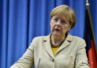 V Donbase by sa podľa Merkelovej mali najprv odsunúť ťažké zbrane