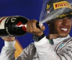 Lewis Hamilton chce bojovať o titul F1 s Nicom Rosbergom