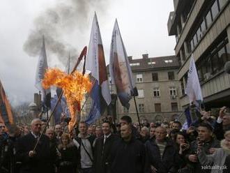 Nacionalista Šešelj podpálil v Belehrade chorvátsku vlajku