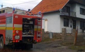 Požiar garáže sa rozšíril na rodinný dom, museli zasahovať hasiči