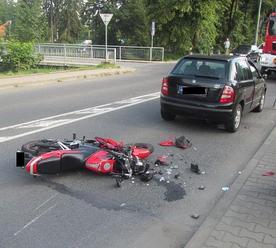 Zraněný motorkář skončil po nehodě na ulici Sokolská ve Zlíně v péči záchranářů a hasičů