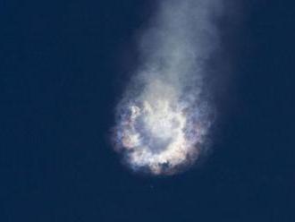 Raketa Falcon 9 explodovala krátce po startu