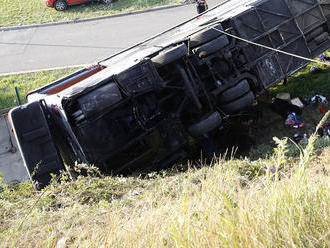 Pri zrážke autobusu a auta sa zranilo 13 ľudí: 15-ročné dievča bojuje o život!