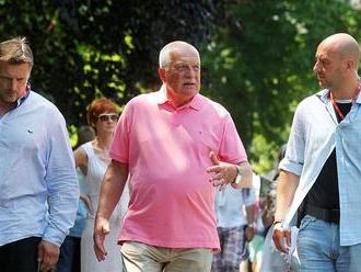 Takhle Václava Klause neznáte: švihák lázeňský s bodyguardy za zády