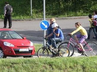 Cyklokoalícia: Cyklistická prilba môže priťahovať nehody