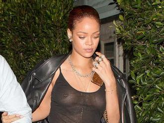 S bratom na záťahu: Rihanna zase provokuje, veď jej vidieť všetko!