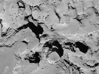 Rosetta našla na kométe hlboké prepadliny