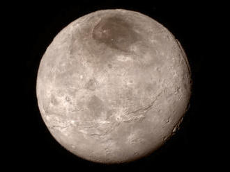Pluto aj Cháron plné prekvapení
