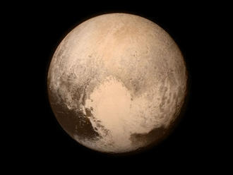 Planéta Pluto je sfarbená dočervena vďaka masám oparu