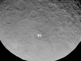 Svetlé škvrny na Ceres vytvárajú lokálnu atmosféru