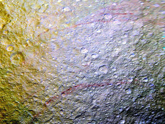 Cassini odfotila červené pásy na mesiaci Tethys