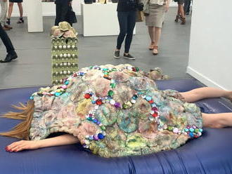 V Praze vystavuje performerka Lemsalu, na veletrhu ležela hodiny zavřená v krunýři