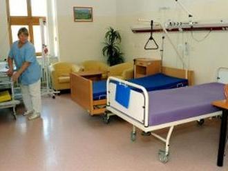 Počet postelí v nemocniciach klesá. Lekárov je viac