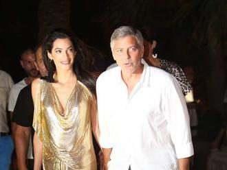 Clooneyho manželka pár kíl pribrala, na Ibize vyzerala skvelo