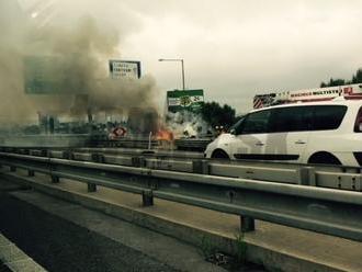 Hororová dopravná nehoda v Bratislave: EXKLUZÍVNE VIDEO BMW po salte zhorelo do tla