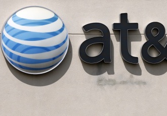 AT&T dohodla převzetí Time Warner, souhlas státu ale není jistý