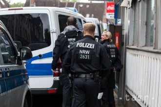 Extrémista zranil štyroch policajtov počas prestrelky v Bavorsku