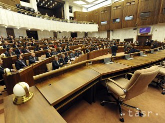 PRIESKUM: Voľby by vyhral Smer-SD, KDH opäť v parlamente