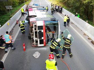 Kolínskou silnici uzavřela u Českého Brodu simulovaná havárie zájezdového autobusu
