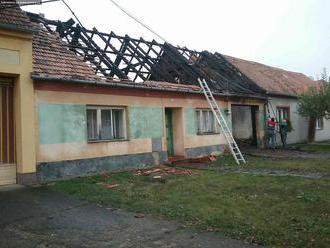 V Čejkovicích na Znojemsku zničily plameny střechu neobydleného domu, zasahovaly čtyři jednotky