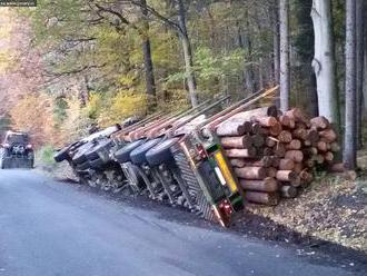Souprava se dřevem skončila převrácená v příkopu poblíž Rokytnice u Slavičína