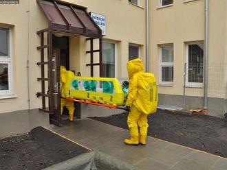 Opavští hasiči se zapojili v místní nemocnici do cvičení na záchranu pacienta s Ebolou