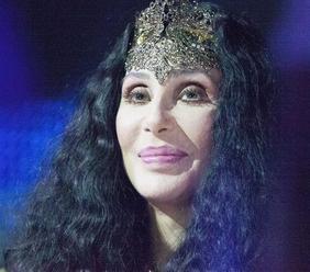 Nevím, jak se mám smířit se stářím, říká zpěvačka Cher