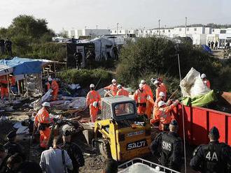 Francie začíná pomocí těžké techniky likvidovat tábor v Calais