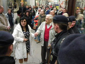 Samková dorazila do Brna: Místo v knihkupectví podepisovala kontroverzní knihu o islámu na ulici