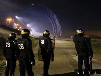 V Calais utečenci napadli policajtov, lietali kamene a fľaše