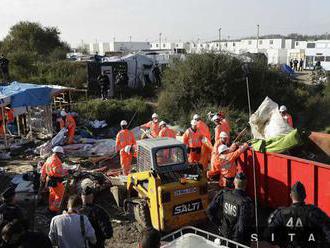 Francúzsko začína ťažkou technikou likvidovať tábor v Calais