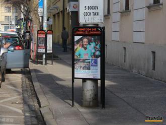Bratislava začala z ulíc odstraňovať reklamné trojnožky