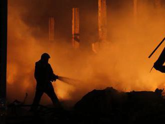 Požiar v Považskej Bystrici hasiči ani po piatich hodinách nelokalizovali