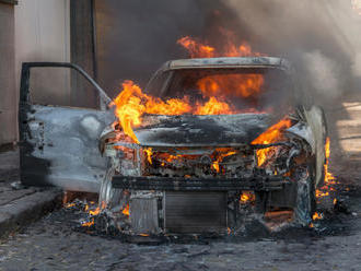 Hlavné mesto zachvátili požiare: Zhoreli dve luxusné autá