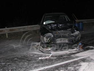 Namrznutá zákruta pred Kocihou preverila schopnosti vodičov, dvaja skončili v nemocnici