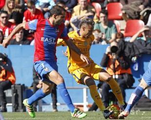 VIDEO: Barca zvíťazila na ihrisku Levante 2:0, Navarro dal vlastný gól
