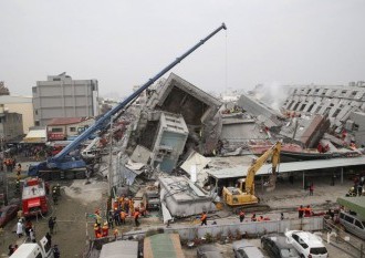 Počet obetí zemetrasenia v Taiwane stúpol na minimálne 116